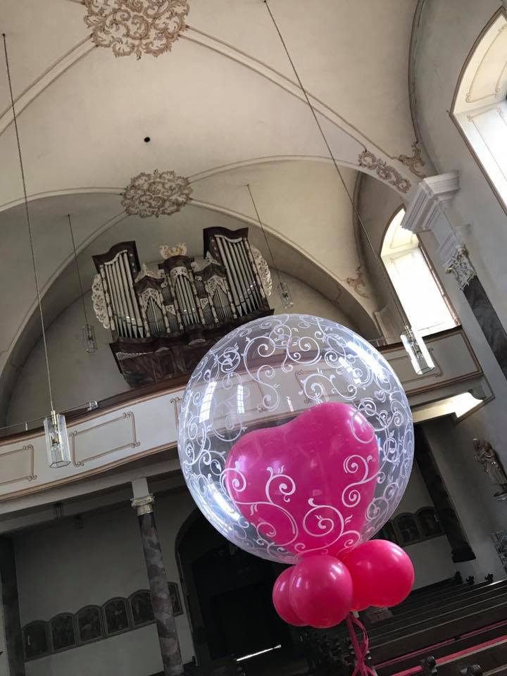 Luftballons in der Kirche